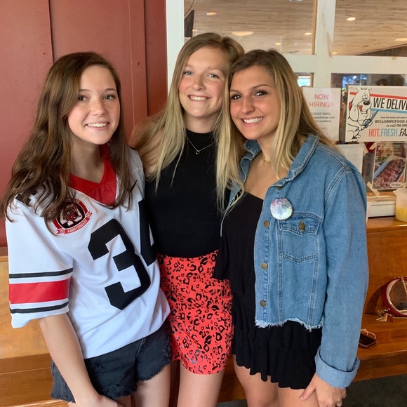 Meet your Posher, Olivia - Picture 1 of 2